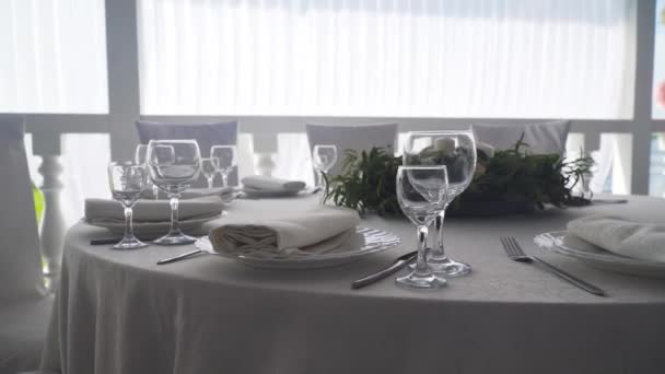 Een feestelijke tafel serveren. — Stockvideo