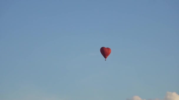 Balon na ogrzane powietrze na niebie. — Wideo stockowe