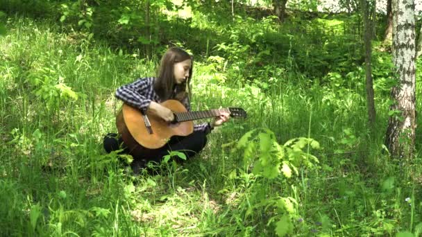 Meisje dat gitaar speelt. — Stockvideo