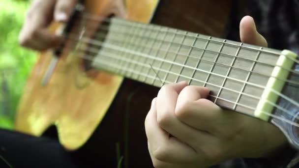 Kvinnans händer spelar akustisk gitarr. — Stockvideo