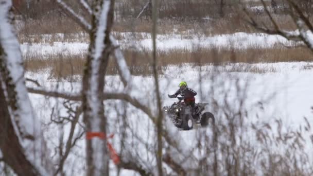 ATV race under vintersäsongen. — Stockvideo