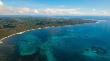 Tropik ada, plaj, kayalar ve dalgalar deniz manzarası. Siargao, Türkiye.