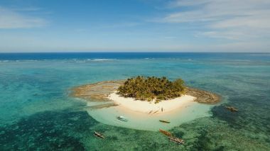 Havadan görünümü güzel plaj tropikal adada. Guyam Adası, Filipinler, Siargao.