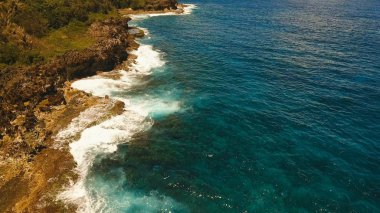 Havadan görünümü kayalıklarla ve dalga. Filipinler, Siargao.