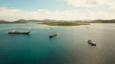Hava Kargo ve yolcu gemileri denizde. Filipinler, Siargao.