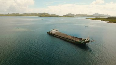 Kargo ve yolcu Dapa şehir havadan görünümü limanında transit. Siargao Adası, Filipinler.