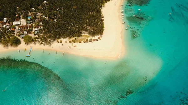 美しい空撮は、熱帯の島をビーチします。世界の傑作島、フィリピン、Siargao. — ストック写真