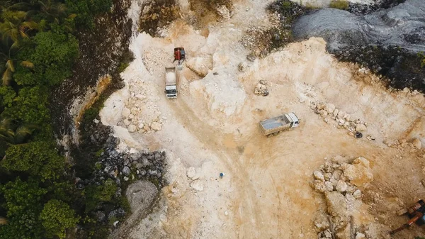 挖掘机装载卡车在采石场。菲律宾，锡亚高. — 图库照片