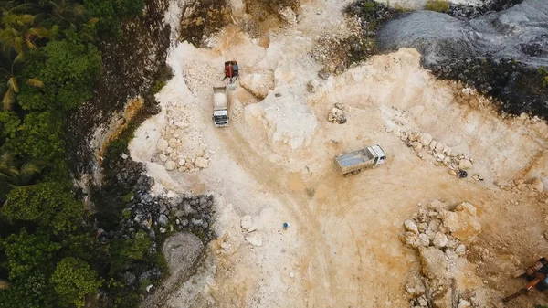 La excavadora carga camión en la cantera. Filipinas, Siargao . — Foto de Stock