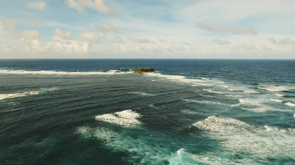 Roca, acantilado en el mar azul. Filipinas, Siargao.Vista aérea . —  Fotos de Stock