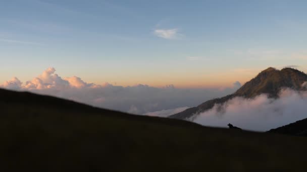 Hegyi táj sunrise. Bali, Indonézia. — Stock videók