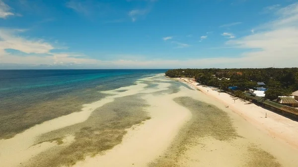 Letecký pohled krásné pláže na tropickém ostrově. Filipíny, Anda oblast. — Stock fotografie