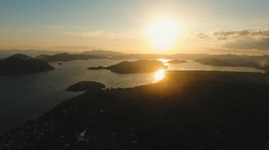 Deniz, hava görünümünü üzerinde güzel gün batımı. Busuanga Adası Filipinler.