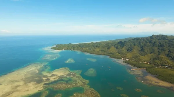 Havadan görünümü tropikal lagün, deniz, plaj. Tropik ada. Bohol, Filipinler. — Stok fotoğraf