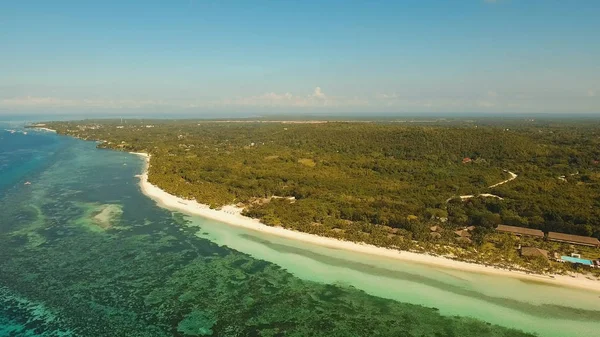 Vedere aeriană plajă frumoasă pe o insulă tropicală. Filipine, Bohol . — Fotografie, imagine de stoc