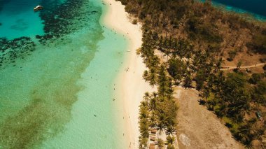 Havadan görünümü güzel plaj tropikal bir ada Malcapuya. Filipinler.
