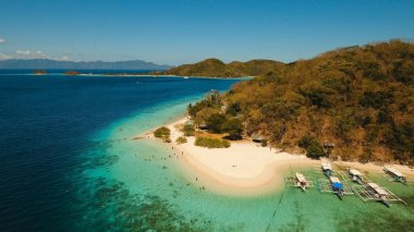 Muz adasındaki hava manzaralı güzel bir plaj. Filipinler.