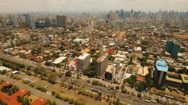 Gökdelenleri ve binaları olan bir havacılık şehri. Filipinler, Manila, Makati.