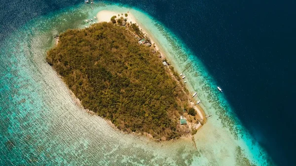 Vista aérea hermosa playa en una isla tropical Banana. Filipinas. —  Fotos de Stock