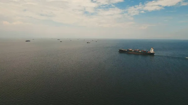 Buques de carga aérea anclados en el mar. Filipinas, Manila . — Foto de Stock