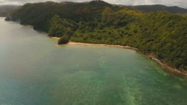Havadan görünümü tropikal lagün, deniz, plaj. Tropik ada. Catanduanes, Filipinler.