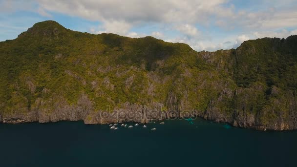 Prachtige tropische lagune, luchtfoto. Tropisch eiland. — Stockvideo