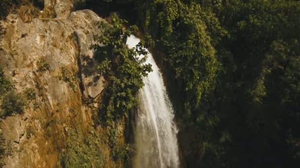 Красивий тропічний водоспад. Острові Себу Філіппіни. — стокове відео