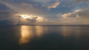Deniz, hava görünümünü üzerinde güzel gün batımı. Catanduanes