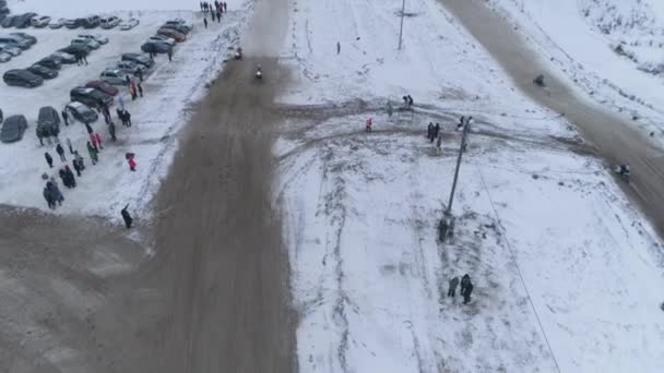 Wyścigi skuterów śnieżnych w sezonie zimowym. Mistrzostwa na skuterach śnieżnych z 27 stycznia 2018 r. — Wideo stockowe