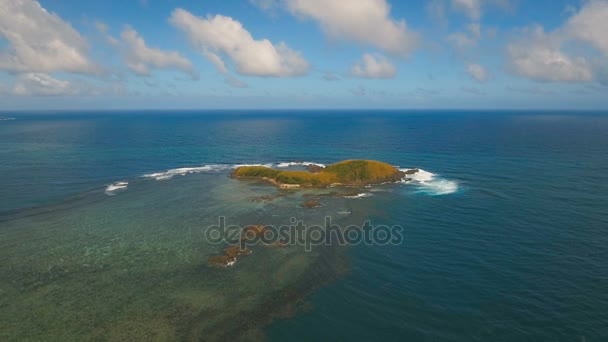 Vista aérea Paisaje marino con isla tropical, playa, rocas y olas. Catanduanes, Filipinas . — Vídeos de Stock