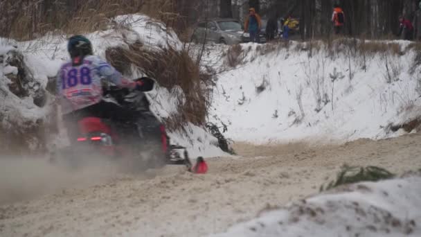 Carreras de motos de nieve en la temporada de invierno. Campeonato en motos de nieve enero 27, 2018 — Vídeo de stock