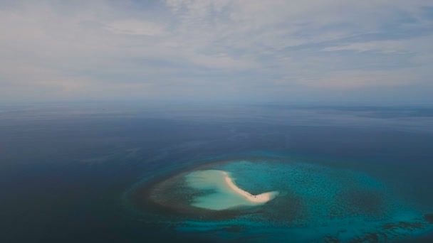 鸟瞰美丽海滩热带小岛上。甘米银岛菲律宾. — 图库视频影像