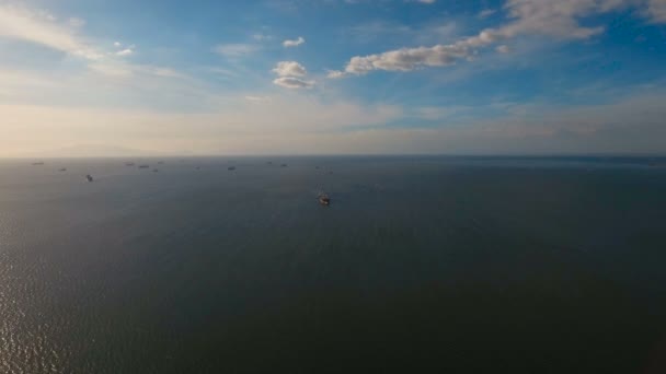 Buques de carga aérea anclados en el mar. Filipinas, Manila . — Vídeos de Stock