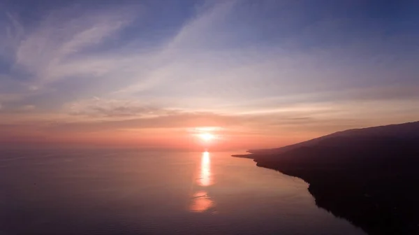 Puesta de sol en la costa del mar. Bali, Indonesia. — Foto de Stock