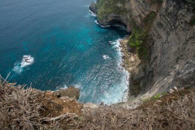 Nusa Penida, Bali, Endonezya 'da kayalıklar, deniz ve dalgalar