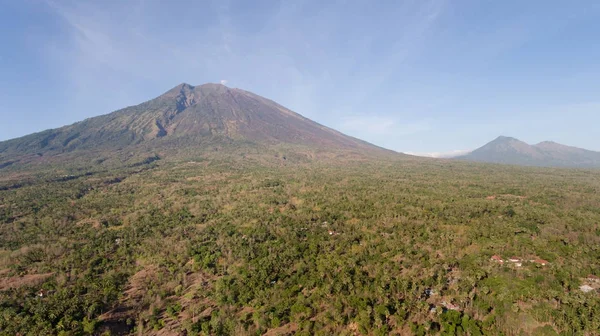 Gunung Agung aktív vulkán Balin, Indonéziában. — Stock Fotó