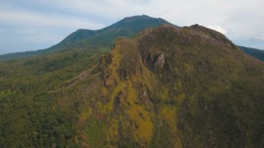 Tropikal orman dağlarda. Camiguin Adası Filipinler.