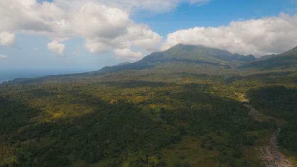 Tropikal orman ile Dağları. Camiguin Adası Filipinler. — Stok video