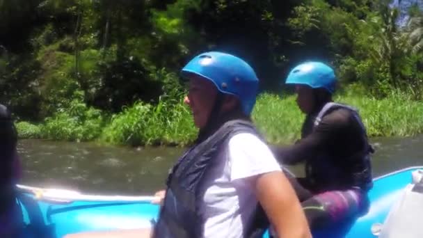 Rafting en el río de montaña en Indonesia . — Vídeo de stock