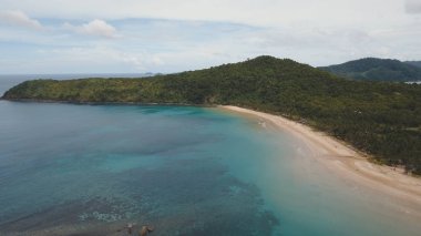Hava güzel bir plaj tropikal bir adada görüntüleyin. Filipinler, El Nido.