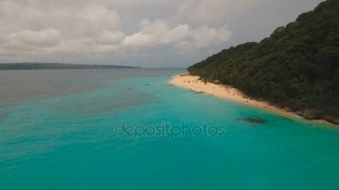 Tropikal adada hava manzaralı güzel bir plaj. Filipinler Boracay Adası.