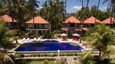 Deniz kıyısında havuzu olan bir otel, Bali.