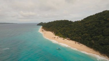 Tropikal adada hava manzaralı güzel bir plaj. Filipinler Boracay Adası.