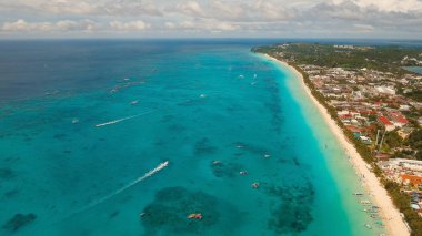 Tropikal adada hava manzaralı güzel bir plaj. Filipinler Boracay Adası.