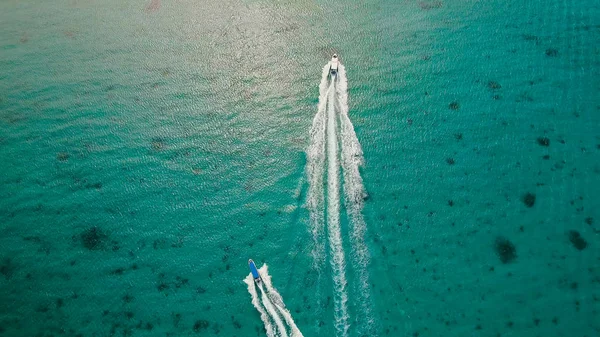 Speedboot op de zee, luchtfoto. Boracay island, Filippijnen. — Stockfoto