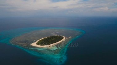 Havadan görünümü güzel plaj tropikal adada. Mantigue Adası Filipinler.