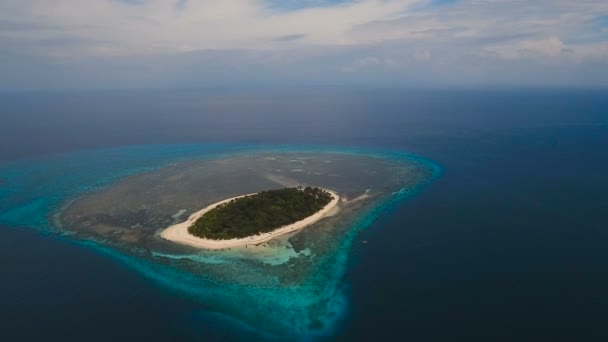 Havadan görünümü güzel plaj tropikal adada. Mantigue Adası Filipinler. — Stok video