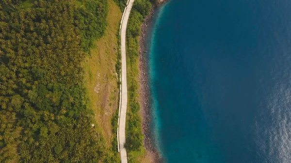 Vista aérea hermosa costa en la isla tropical. Isla de Camiguin Filipinas . — Foto de Stock