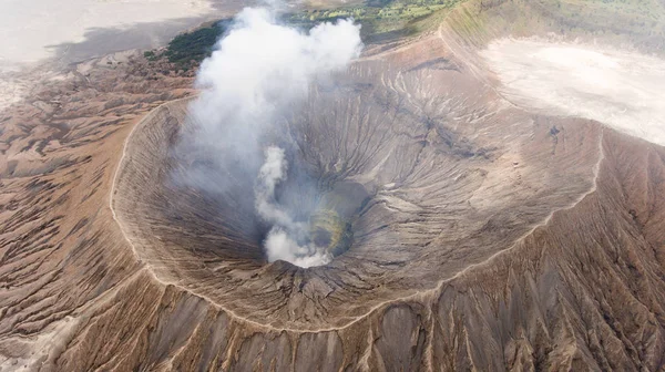 活火山与火山口。Gunung Bromo，Jawa，印度尼西亚. — 图库照片