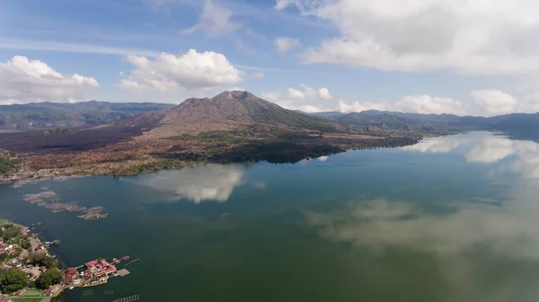 Danau dan gunung berapi Batur. Bali, Indonesia. — Stok Foto